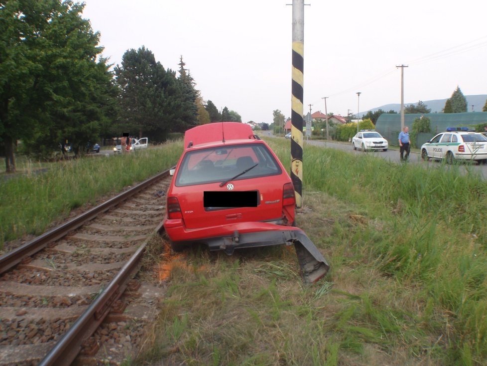 Osobní auto po nehodě v Bystřici blokovalo koleje.