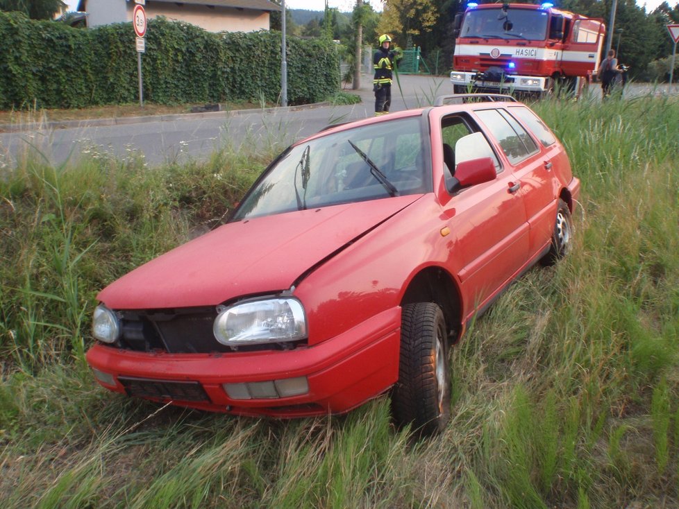 Osobní auto po nehodě v Bystřici blokovalo koleje.