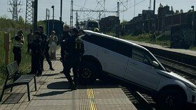 Mezi Uhříněvsí a Hostivaří uvízlo auto v kolejišti, trať na Benešov stojí.