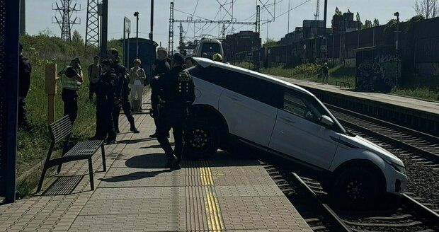 Kuriózní nehoda: Auto spadlo do kolejiště a uvízlo. Trať na Benešov stojí
