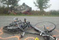 Dva cyklisté zemřeli po srážce s autem nedaleko Čelákovic u Prahy