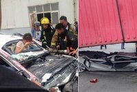 Kontejner sešrotoval auto na plech: Jako zázrakem vytáhli dva lidi uvnitř živé!