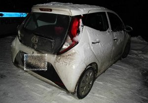 Zfetovaný muž bez řidičáku využil příležitost a ujel cizím nastartovaným autem.