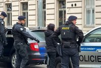 Drzá krádež za bílého dne: Žena v Klatovech naskočila do nastartovaného Superba a ujela až do Prahy