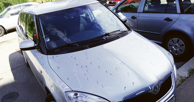Poničily vám nesplacené auto kroupy? Poradíme vám, jak postupovat