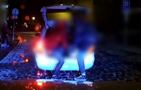 Partička se v Plzni nevešla do auta: Než by šli pěšky, naskládali se do kufru