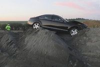 Řidič věřil navigaci, jenže najel na dálnici, která se teprve staví! Mercedes "zapíchl" do kupy písku