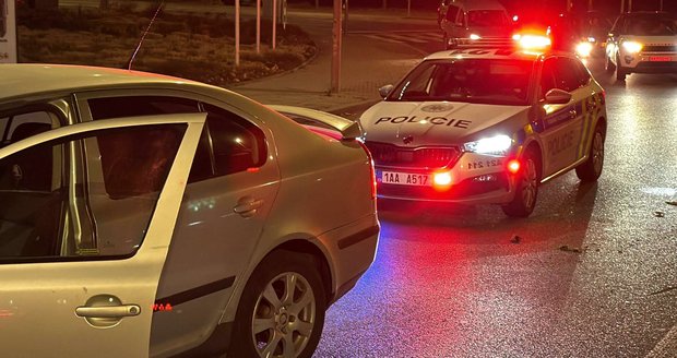 Kurýrům v Praze ukradli v několika případech auta. Některá z nich byla nalezena nabouraná.