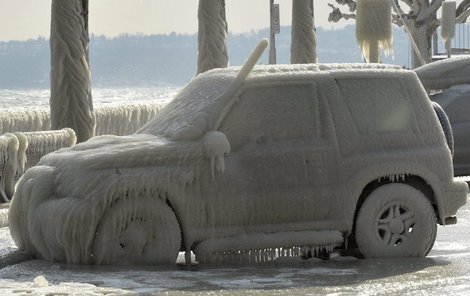 Tak vypadá auto uvězněné v ledu.