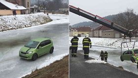 Kuriózní nehoda. Řidička dostala smyk a se škodovkou skončila na Brněnsku v řece. Silný led auto ale udržel.