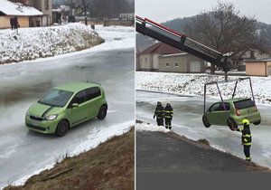 Kuriózní nehoda. Řidička dostala smyk a se škodovkou skončila na Brněnsku v řece. Silný led auto ale udržel.