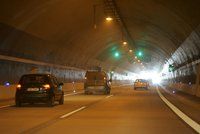 Lochkovský tunel otevřeli o 13 hodin dřív. Řidiči už můžou na Pražský okruh