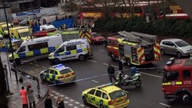 Auto v Londýně najelo do chodců, tři lidé jsou v kritickém stavu.