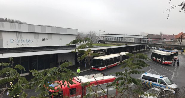 V Michelské auto sjelo ze silnice a narazilo do lampy veřejného osvětlení.