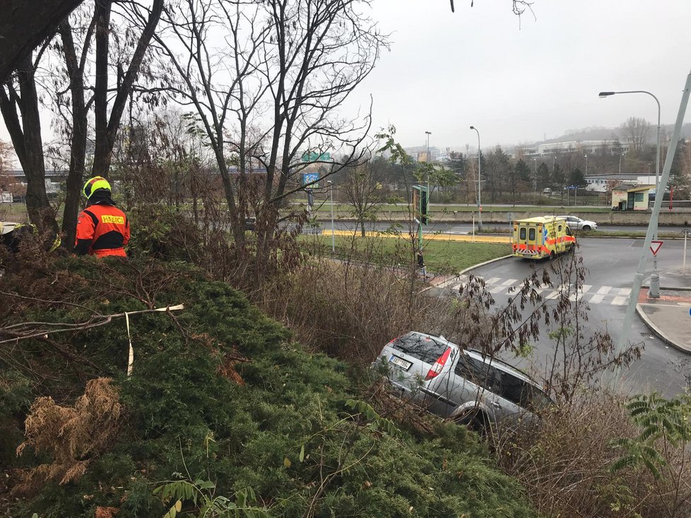 V Michelské auto sjelo ze silnice a narazilo do lampy veřejného osvětlení.