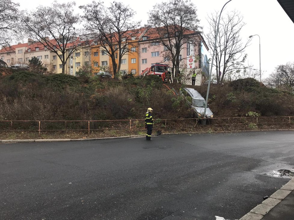 V Michelské auto sjelo ze silnice a narazilo do lampy veřejného osvětlení.