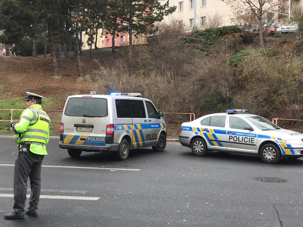 V Michelské auto sjelo ze silnice a narazilo do lampy veřejného osvětlení.