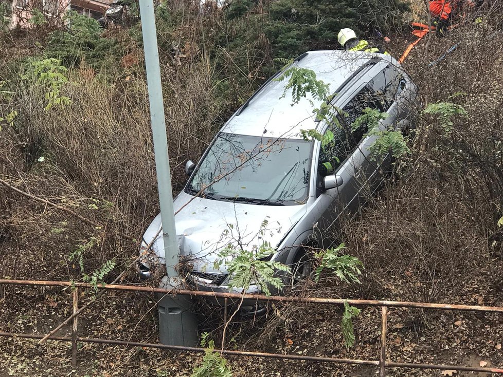 V Michelské auto sjelo ze silnice a narazilo do lampy veřejného osvětlení.