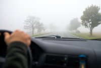 Řidiči i chodci, pozor na cestu. Přicházejí dušičkové mlhy a deště