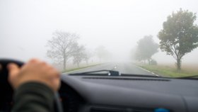 Mlha zkresluje vnímání rychlosti řidičů.