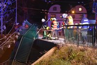 Auto prorazilo zábradlí a spadlo z mostu na koleje: Mladý řidič a spolujezdkyně skončili v nemocnici