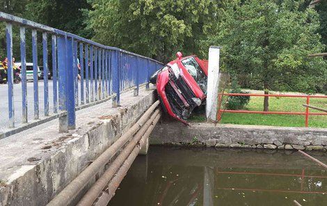 Řidička zapasovala vůz mezi most a zídku.