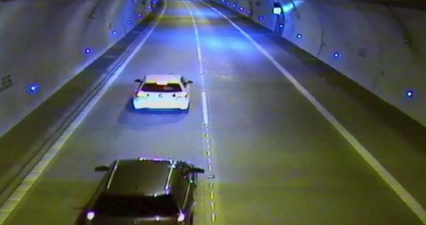 Agresor vybržďuje v Klimkovickém tunelu auto s rodinou.