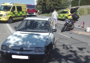 Bouračka auta a motorky v Nezvěsticích na Plzeňsku.