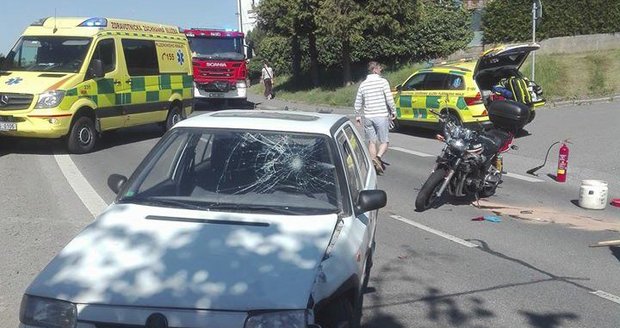 Bouračka auta a motorky v Nezvěsticích na Plzeňsku.