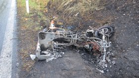 Drsná nehoda motorkáře s autem na Šumpersku: Vznícený benzin, spálený motorkář a požár křoví.