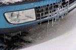 Sníh vašemu autu příliš neublíží. Mráz ano.