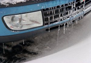 Sníh vašemu autu příliš neublíží. Mráz ano.