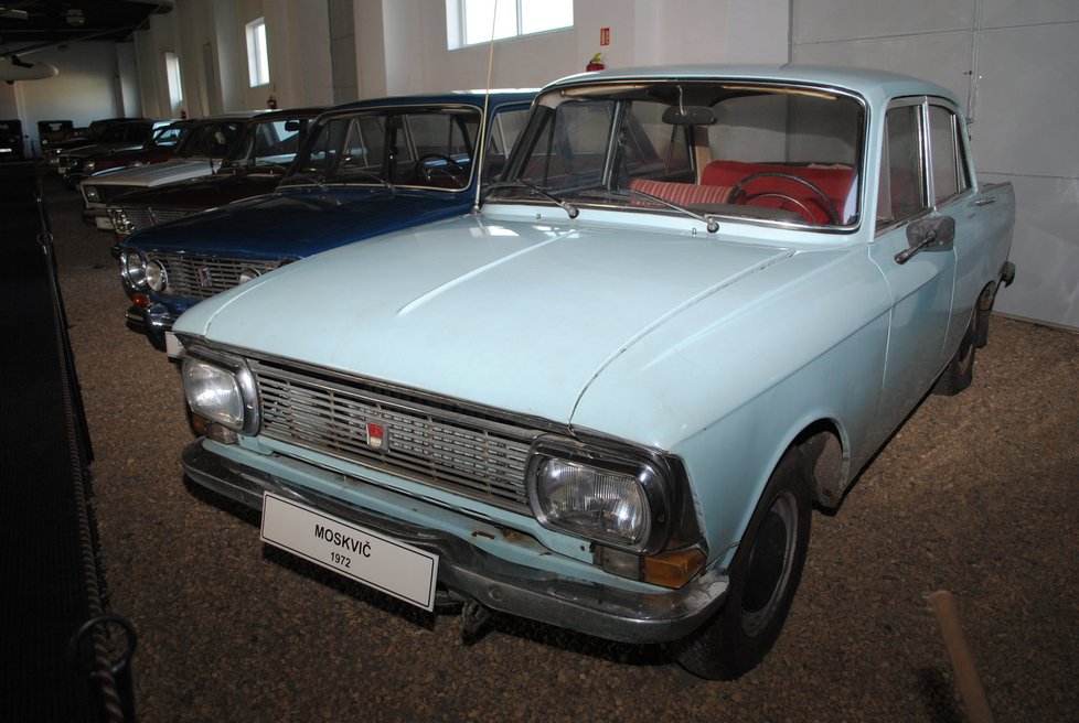 Nechybí ani auta z tehdejšího Sovětského svazu, moskvič (vpopředí) a žiguli, resp. lada