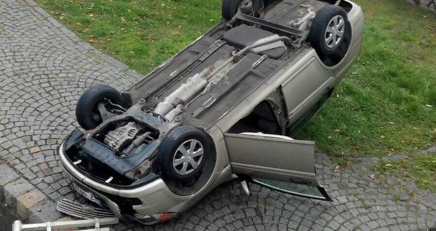 Řidička prorazila svodidla a spadla z nábřeží na náplavku. Auto skončilo na střeše