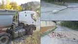 Zapomnětlivý řidič náklaďáku: Nesklopil korbu, strhl vedení a zboural komín