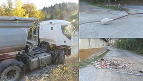 Řidič nákladního auta zapomněl sklopit korbu, když vyjížděl z kamenolomu, strhl dráty elektrického vedení, sloup i komín.