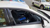 Otevřená okénka u aut jako lákadlo pro zloděje: Berou tašky, elektroniku i autosedačky, buďte obezřetní