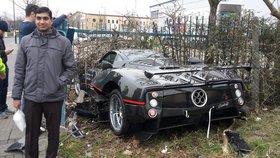 Nabourané auto, luxusní a drahý model Pagano Zonda.