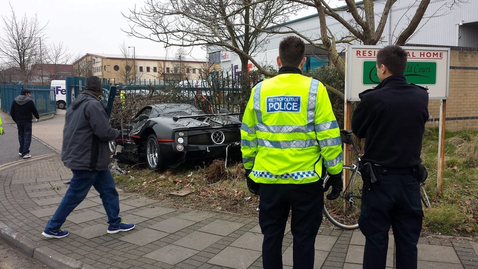 Policie u nabouraného vozu.