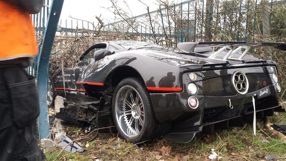 Nabourané auto, luxusní a drahý model Pagano Zonda.