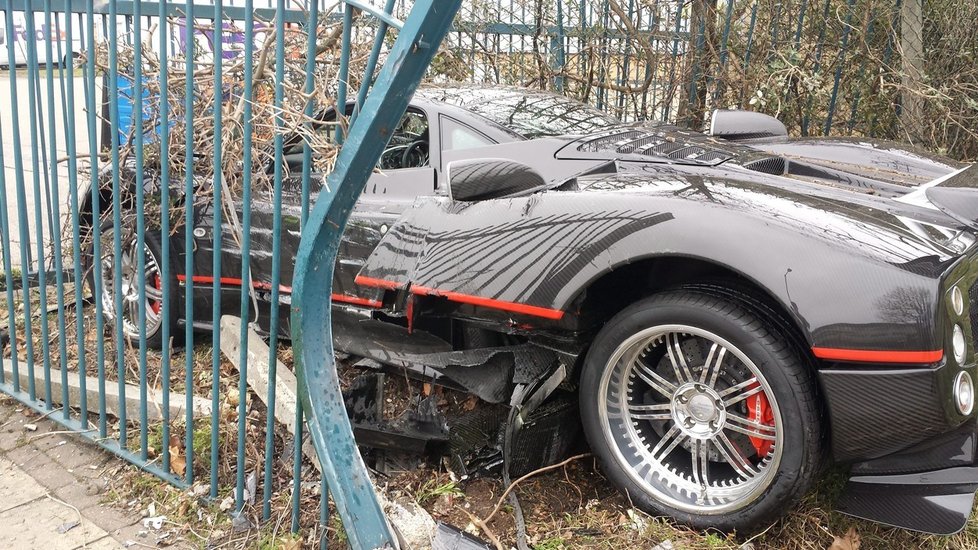 Nabourané auto, luxusní a drahý model Pagano Zonda.