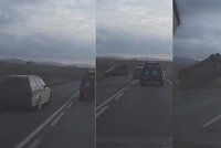 19letý mladík bezohledně předjížděl, auto vystřelil ze silnice a ujel. Zachytila ho kamera