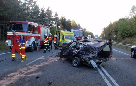 Šílenou nehodu zavinil opilý mladík předjíždějící přes dvojitou plnou čáru.