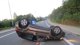 Zvědavý řidič (55) koukal na porouchaný vůz a sám boural: Sestřelil škodovku dobrodince