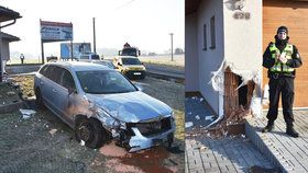 Auto jelo po poli, pak prorazilo plot, narazilo do domu a ze zahrady zase vyjelo.