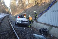 Fabie v Bolaticích spadla z 15 metrů na koleje: Zraněného řidiče vyprošťovali hasiči