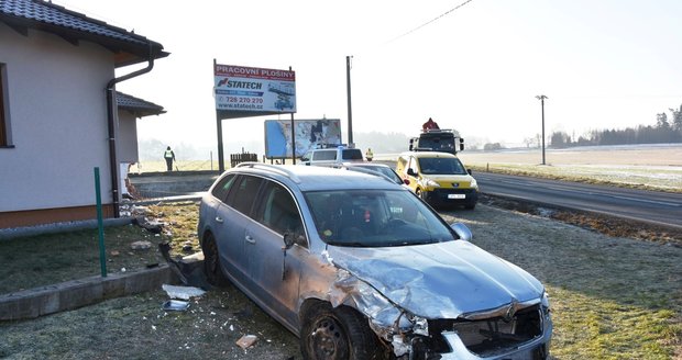 Auto po krkolomné cestě prorazilo plot a narazilo do domu a opět vyjelo ze zahrady. Teprve tam zůstalo stát.