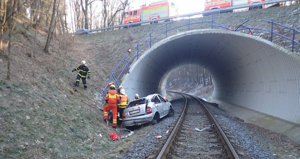 Fabia v Bolaticích skončila na náspu železničních kolejí asi 15 metrů pod silničním mostem.