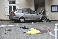 Auto v Mariánských Lázních vjelo na chodník před školou: Zranil pět lidí