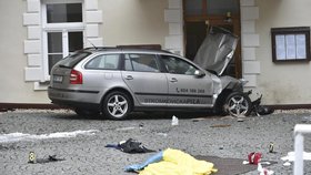 Auto v Mariánských Lázních vjelo na chodník před školou: Na místě jsou zranění